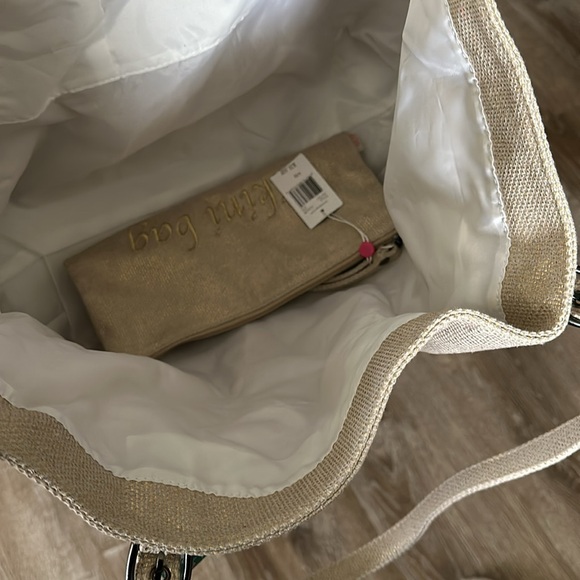 Brand new echo design beach bag.  This bag includes a bikini bag - Picture 3 of 6